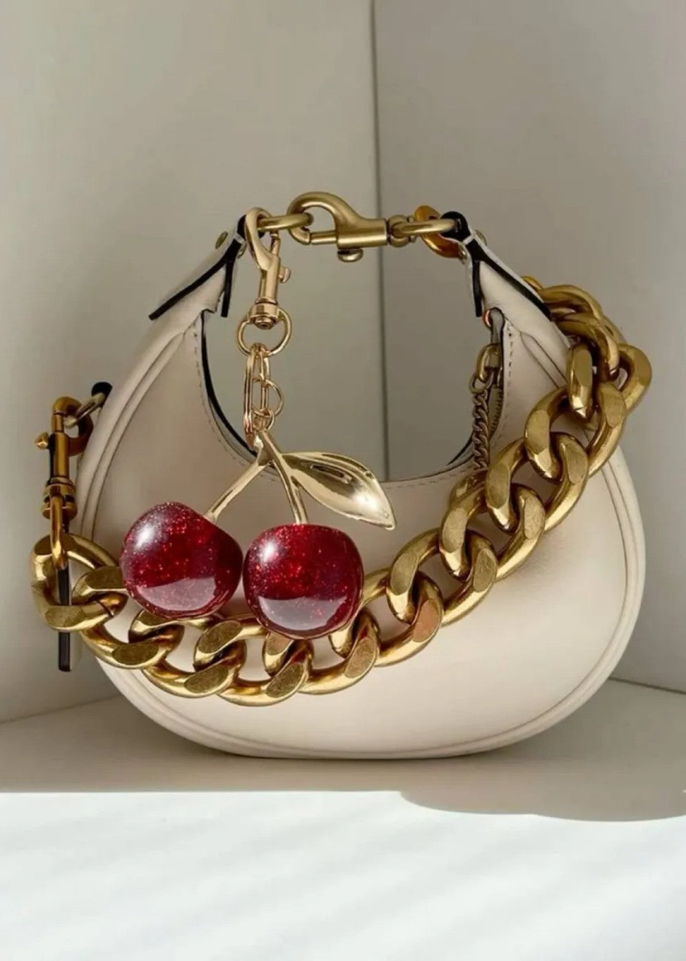 Breloque cerise dorée