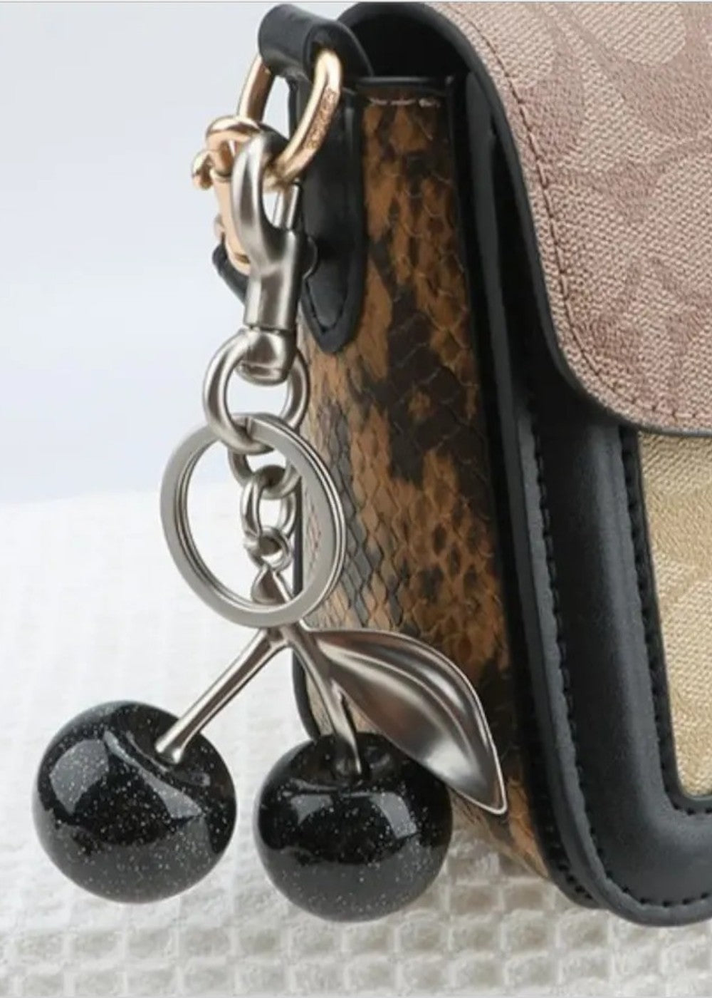 Charme cerise noire