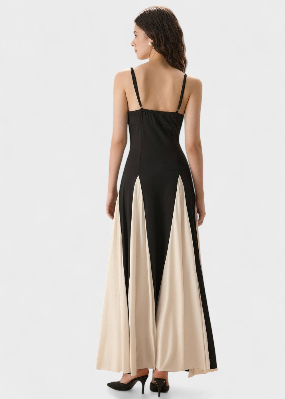 Robe noire à fines bretelles