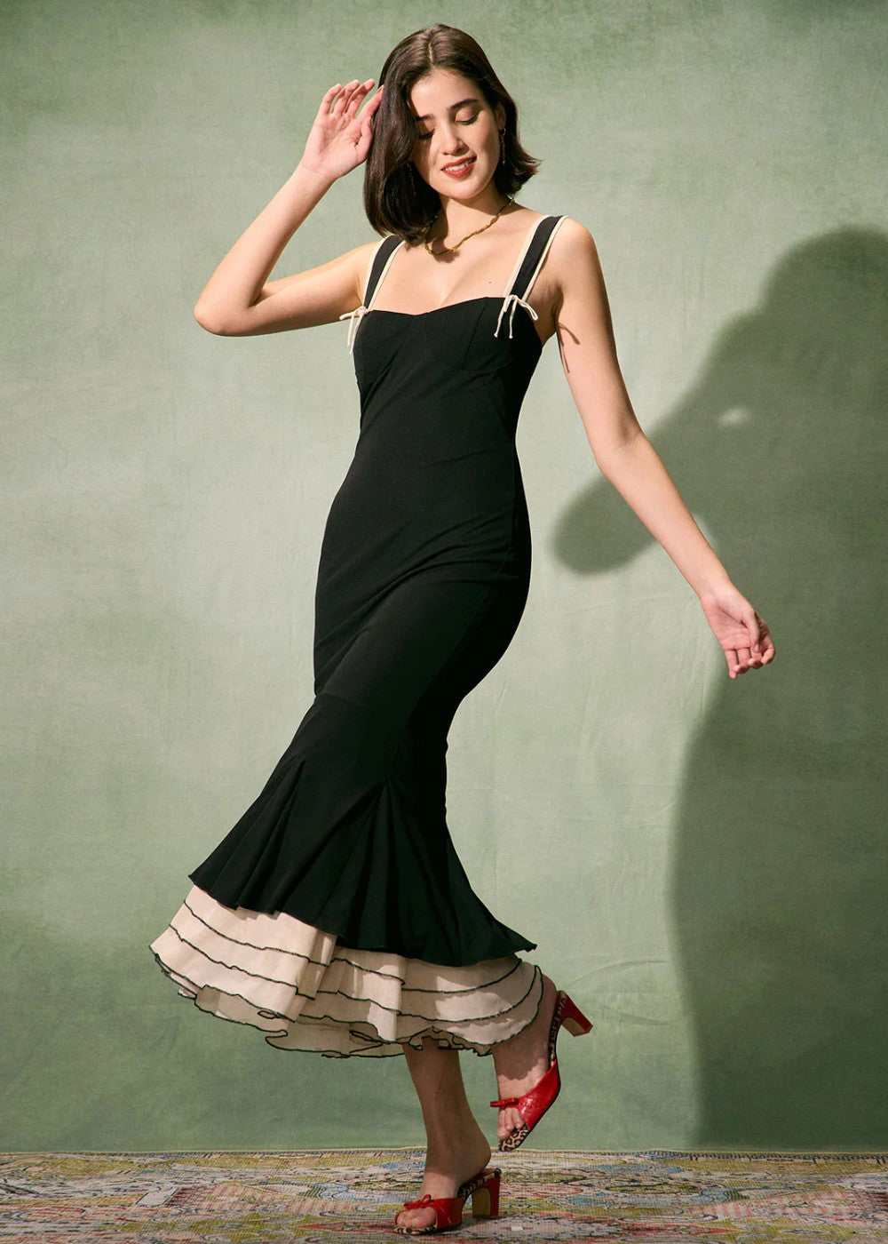 Robe longue noire moulante avec décolleté en cœur et fines bretelles