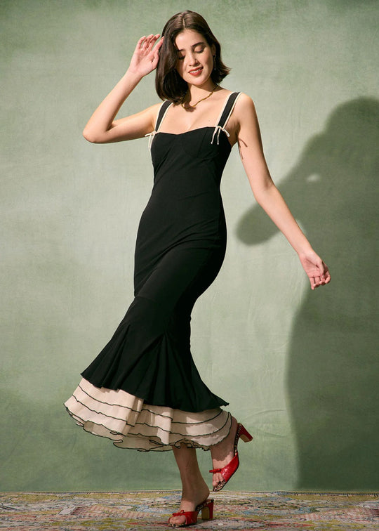 Robe longue noire moulante avec décolleté en cœur et fines bretelles